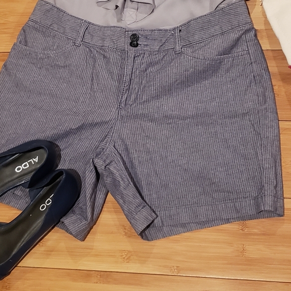 Dockers Women Size 8 Stripe Shorts - Picture 5 of 5